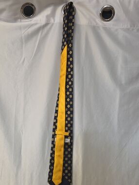 Fratelli Moda tie made from 100% silk in Italy.